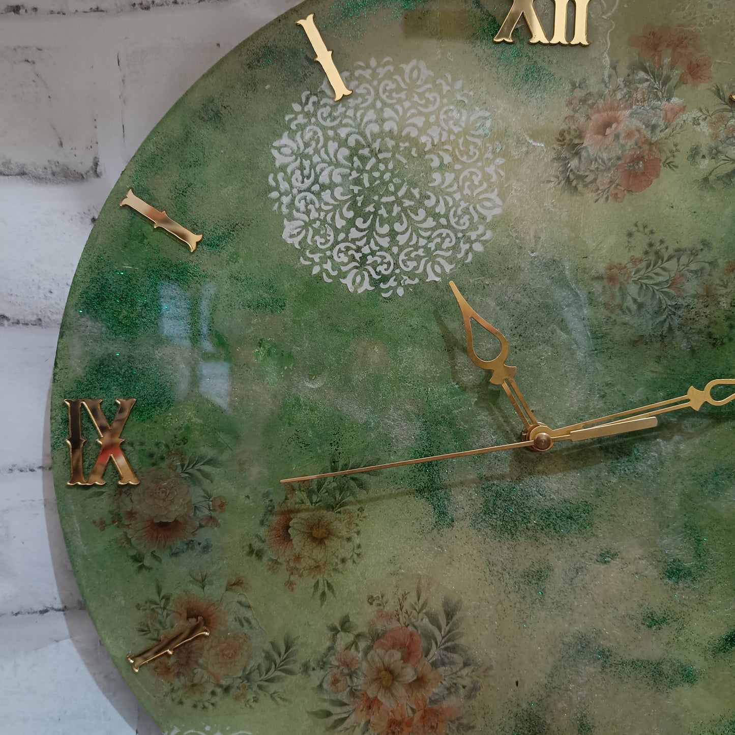 Ultimate Green Decorative Epoxy Resin Wall Clock