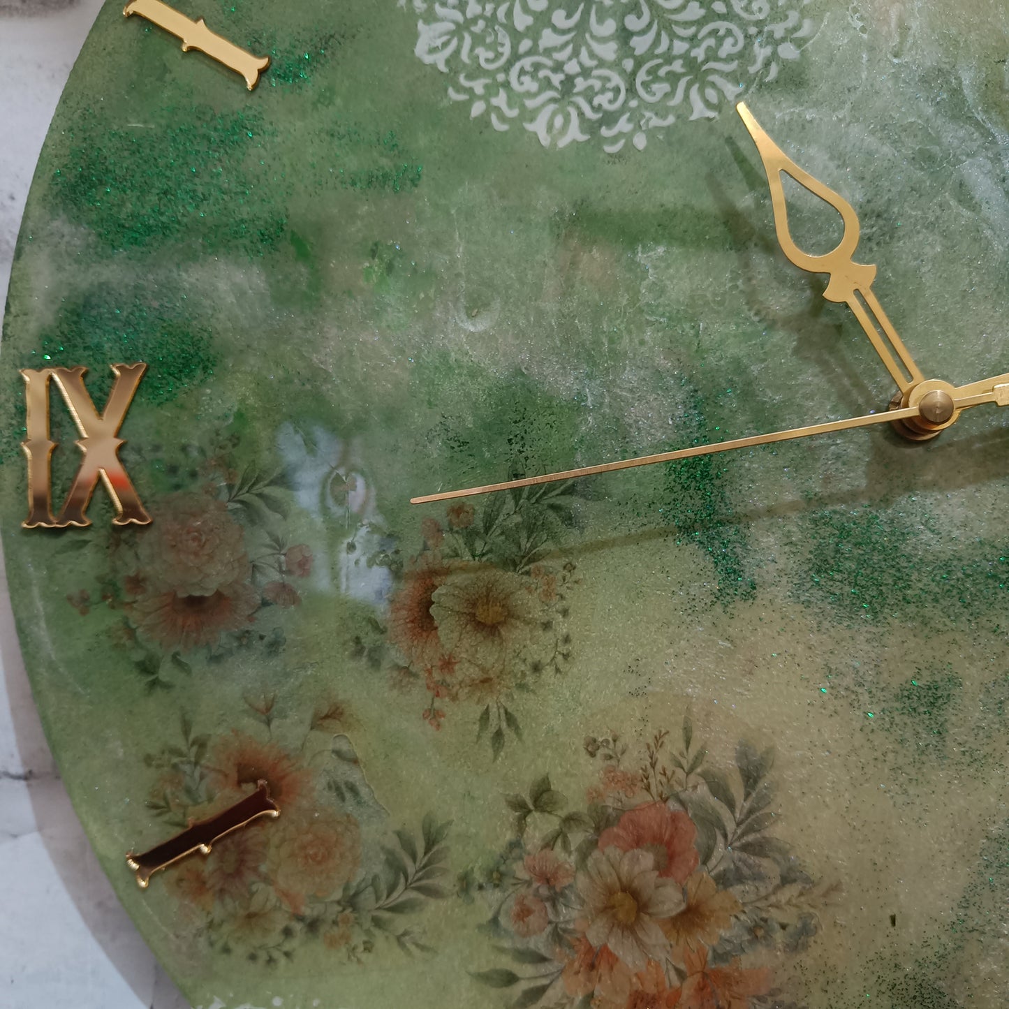 Ultimate Green Decorative Epoxy Resin Wall Clock